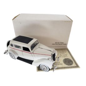 National Motor Museum Mint White 1934 Ford Deluxe Fordor 1:32 Scale