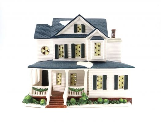 Holiday Time FARM HOUSE 2005 Country Charm Collection Porcelain Lighted House